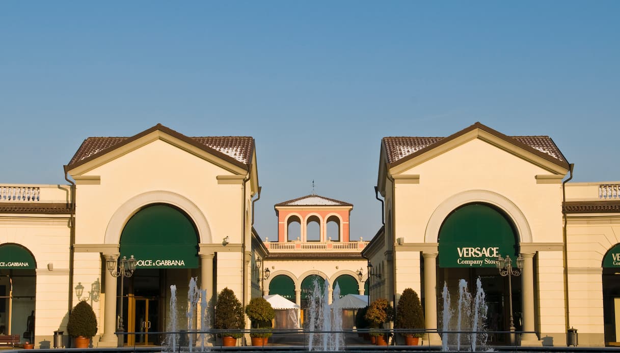 https://siviaggia.it/wp-content/uploads/sites/2/2013/12/serravalle-outlet-village-2.jpg