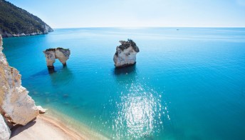 Il mare più bello della Puglia, tra faraglioni, cale e acque blu