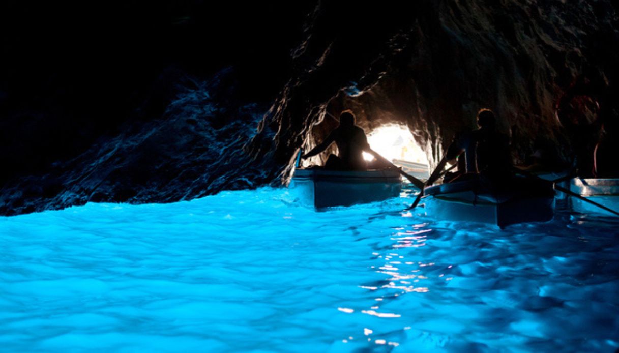 Interno della Grotta Azzurra di Capri al mattino, quando la luce crea riflessi azzurri nell'acqua