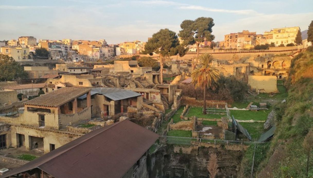 Foto dall'alto degli Scavi di Ercolano al tramonto, resti della città salvati dall'eruzione del Vesuvio, tra i luoghi turistici più visitati d'Italia