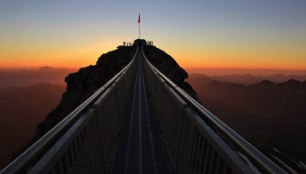 È il primo ponte sospeso tra due vette: a 3.000 metri nel vuoto