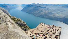 Preikestolen, escursione verso la roccia a picco sui fiordi norvegesi