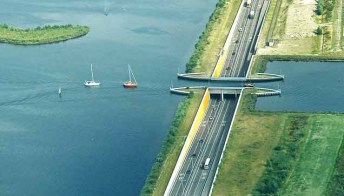 Olanda: il ponte al contrario. Barche sopra, auto sotto