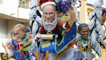 Carnevale di Viareggio: sfida di carri tra Renzi e Letta. Foto