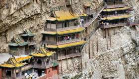 Cina: il monastero arroccato su una montagna