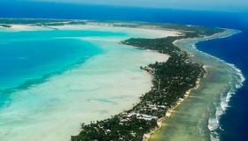 Le Isole Kiribati stanno sprofondando: un uomo chiede asilo come rifugiato climatico