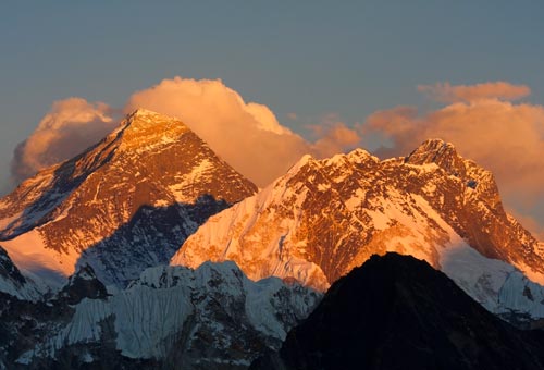 Tramonto sul Machhapuchhre con bandiere tibetane Stock Photo