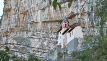 Eremi e monasteri a strapiombo in Italia: luoghi di culto inaccessibili