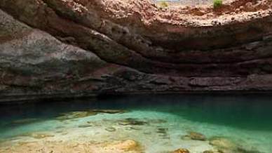 Il mistero del Sinkhole di Bimmah, la spiaggia più bella dell’Oman