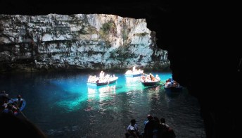 La spettacolare Grotta di Melissani che nasconde un segreto (piccante)