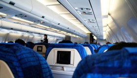 L’esilarante show dell’assistente di volo è irresistibile