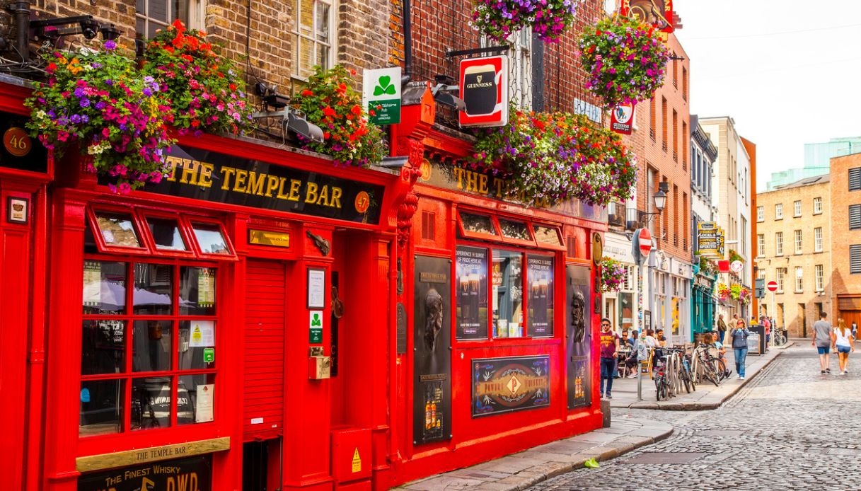 Vista esterna del famoso The Temple Bar nel centro di Dublino, omonimo quartiere storico della capitale irlandese