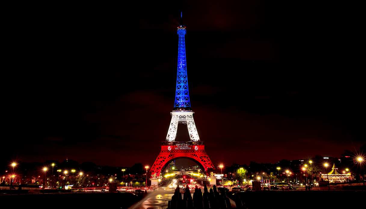 La Tour Eiffel Riapre E Si Tinge Del Tricolore Francese Siviaggia