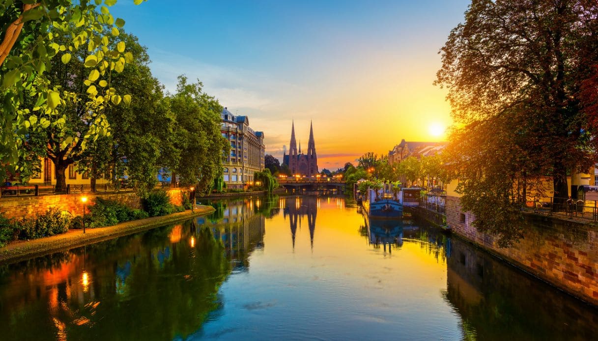 Foto della città di Strasburgo all'alba con la cattedrale sullo sfondo