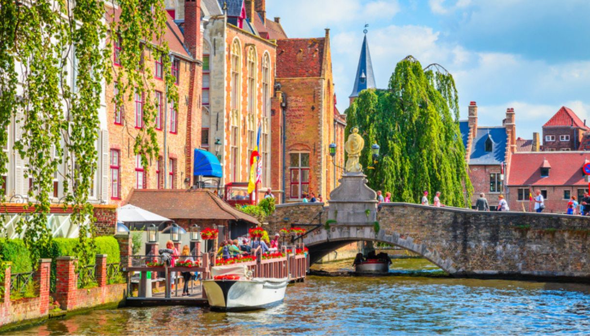 Tour in barca dei canali di Bruges, città belga considerata la Venezia del Nord