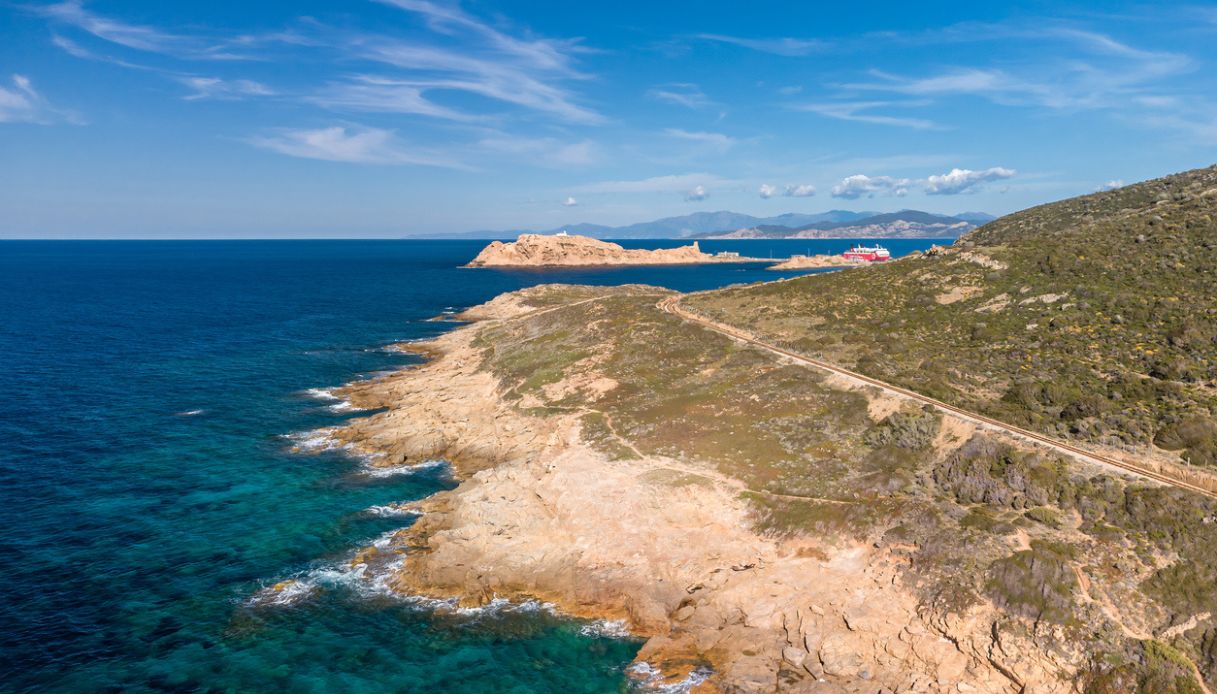 Vista dall'alto delle rotaie nei pressi della spiaggia di Île-Rousse in Corsica