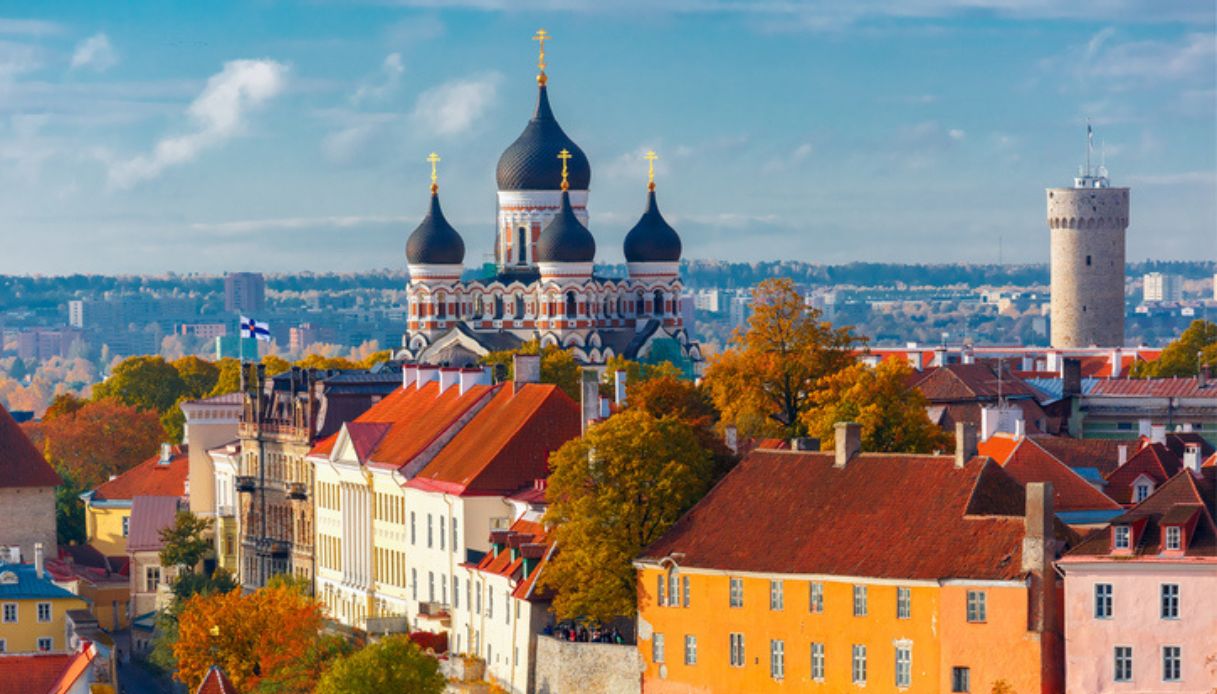 Vista dell'antica Cattedrale di Tallinn e del parlamento estone di giorno