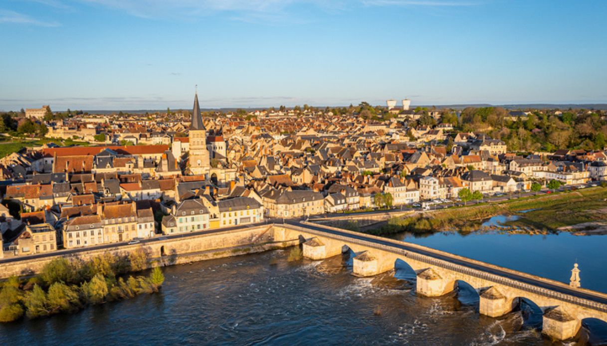 Vista dall'alto della città di La Charité-sur-Loire, con il fiume Loira in primo piano