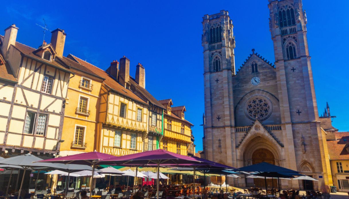 Piazza della città di Chalon-sur-Saône, con case a graticcio tradizionali e Cattedrale in stile gotico