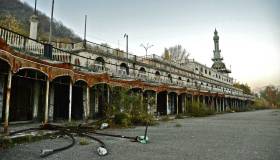 Consonno, il fascino di un paese fantasma che rivive un giorno alla settimana