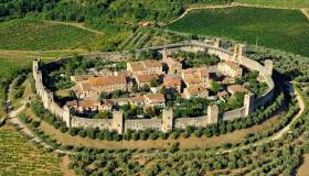 Visitare Monteriggioni: la città-castello della Toscana