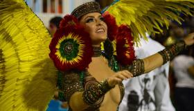Al via il Carnevale di Rio, tra danze, belle donne e timore di Zika