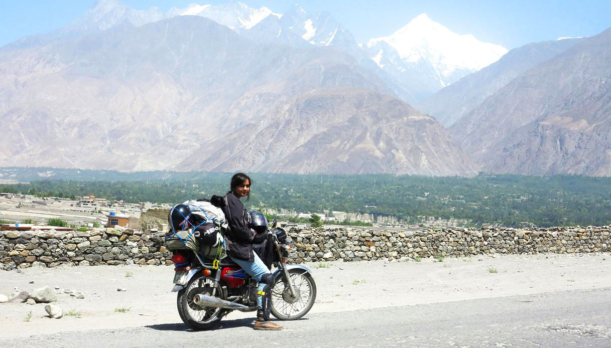Zenith Irfan, la ragazza pakistana che gira il suo Paese in moto