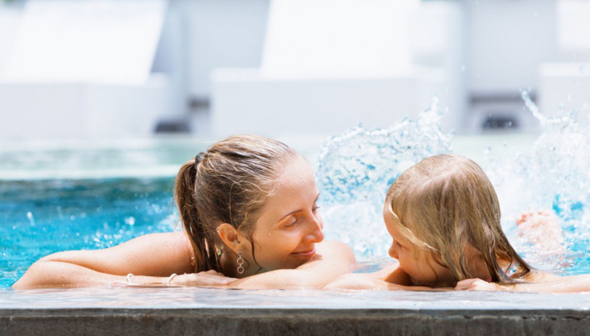 Mamma e figlia si divertono in una piscina termale interna delle terme low cost della Slovenia