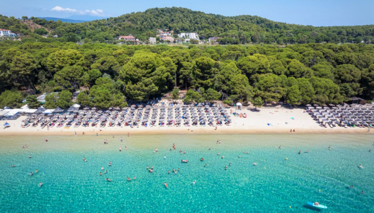 Vista aerea della spiaggia di Koukounaries sull'isola di Skiathos, con ombrelloni e mare cristallino