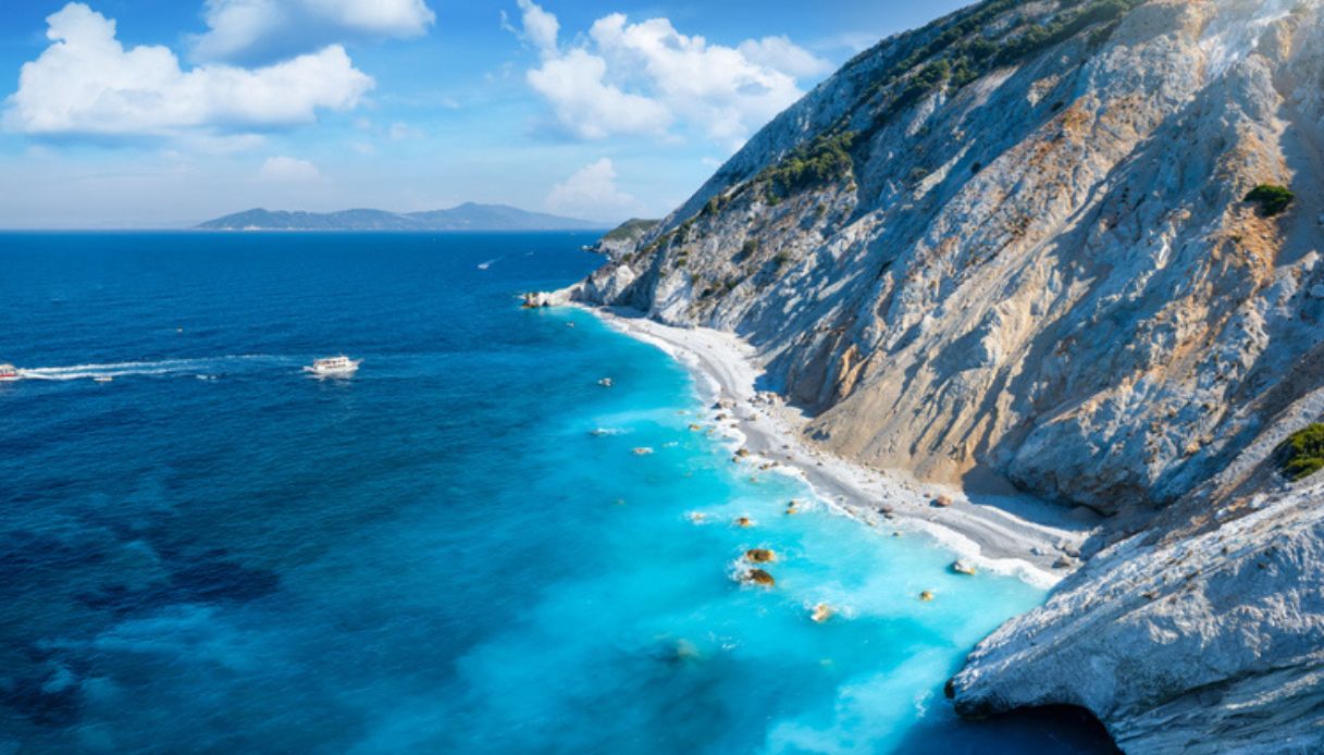 Vista aera della spiaggia di Lalaria, Skiathos, famosa per la sua unicità e lo spettacolo naturale che offre la scogliera