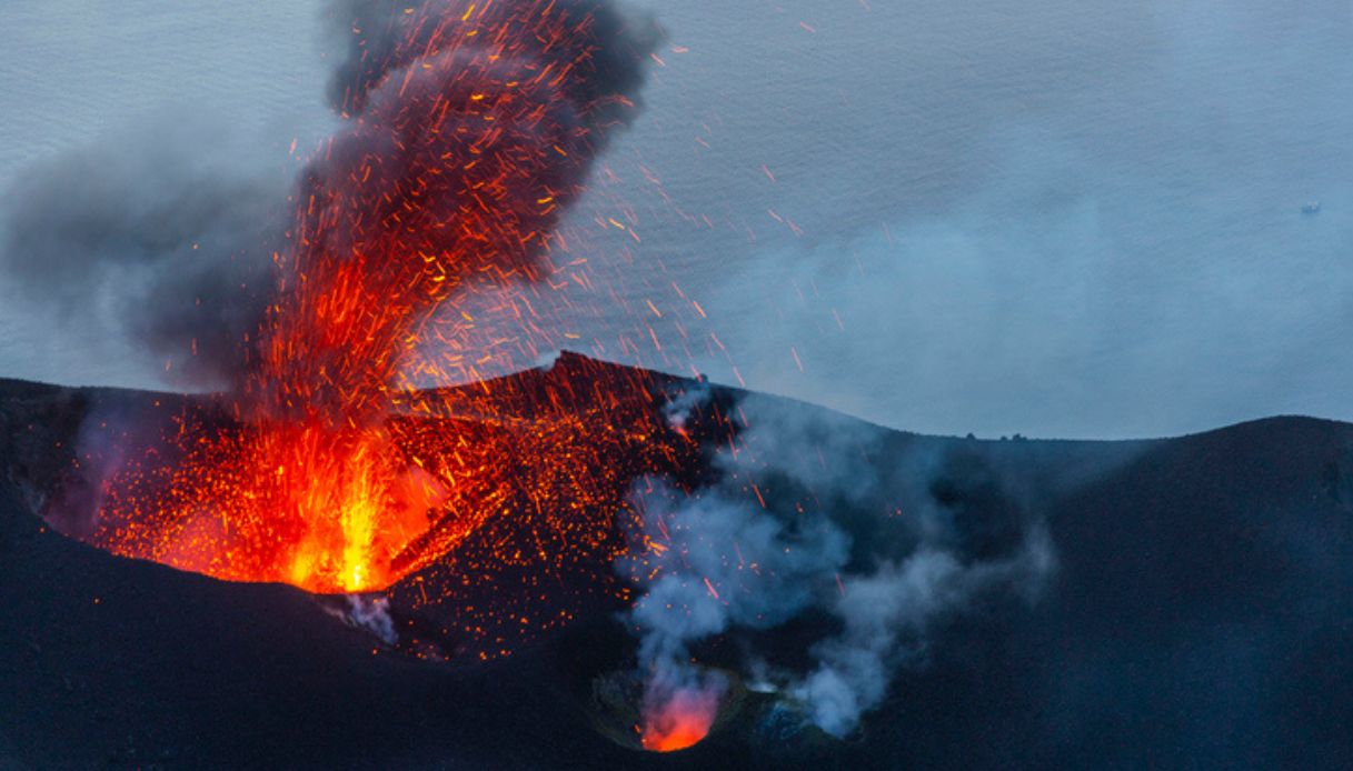 Piccola attività stromboliana dello Stromboli, vulcano alle cui pendici sorge il villaggio di Ginostra