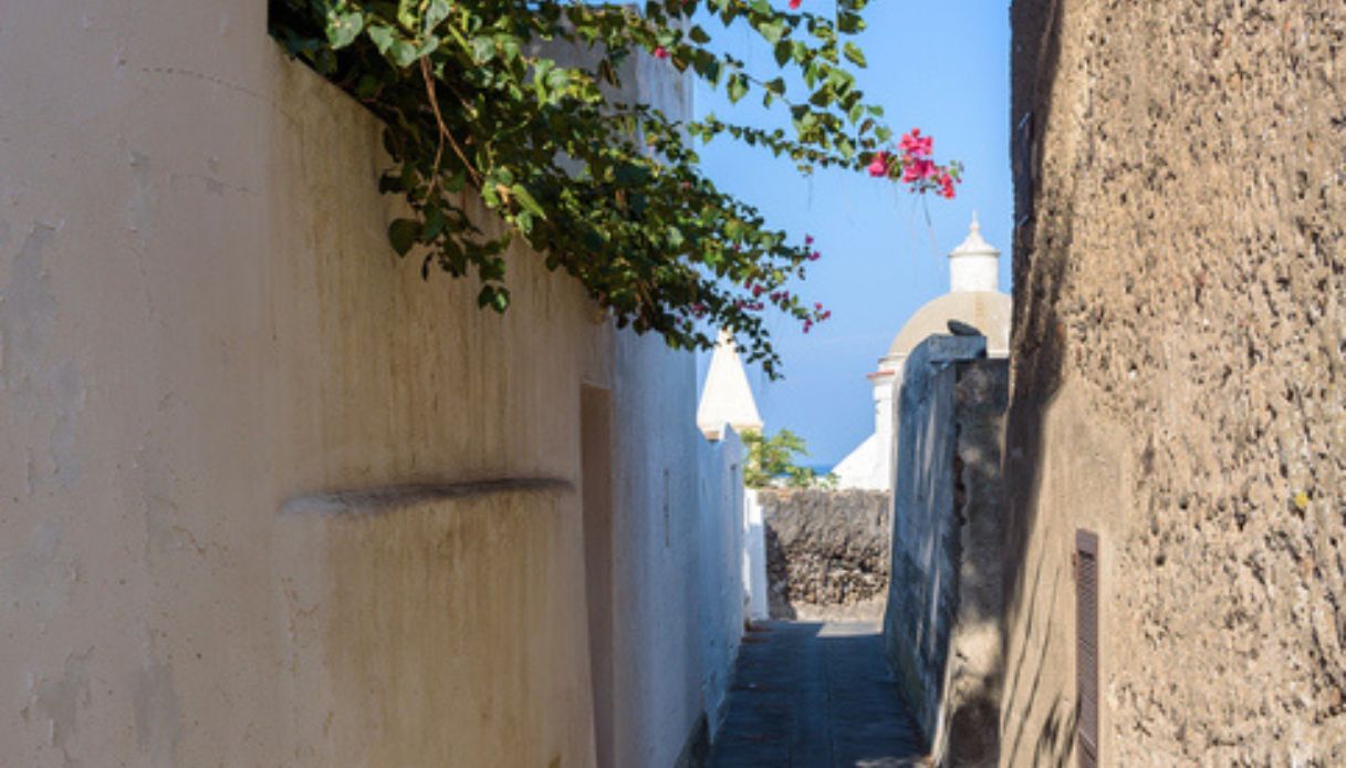 Vicolo stretto del villaggio di Ginostra, dove non esistono strade per automobili, con fiori e architettura tradizionale