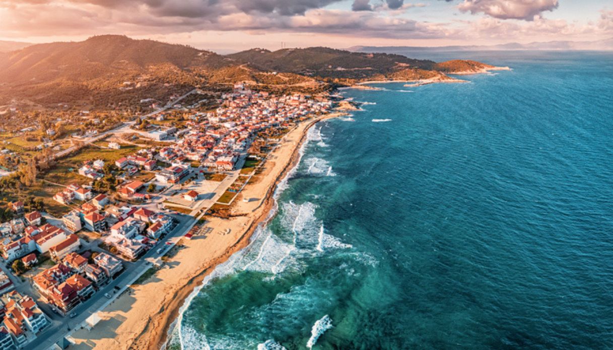 Vista aerea del lungomare di Sarti al tramonto, Grecia