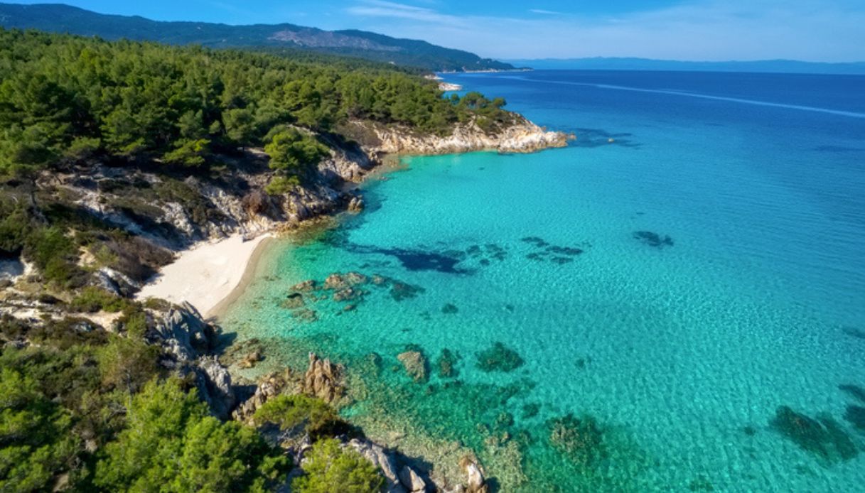 Spiaggia di Kavourotripes, con sabbia bianca, mare turchese e vegetazione verde