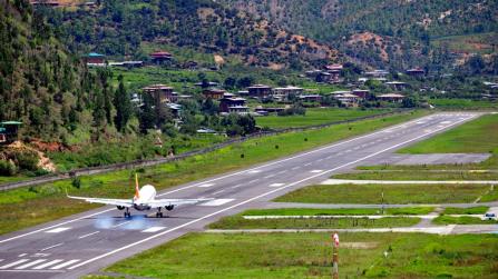 Ecco cosa si prova ad atterrare nell’aeroporto più pericoloso al mondo