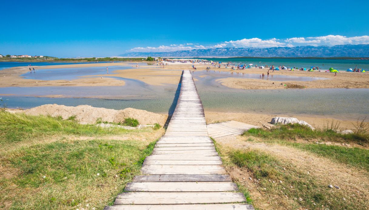 https://siviaggia.it/wp-content/uploads/sites/2/2016/04/La-spiaggia-della-regina-con-fango-medicinale-peloide-nella-citta-di-Nin.jpg