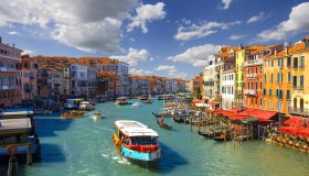Venezia, rivoluzione sui vaporetti: prima i residenti, poi i turisti