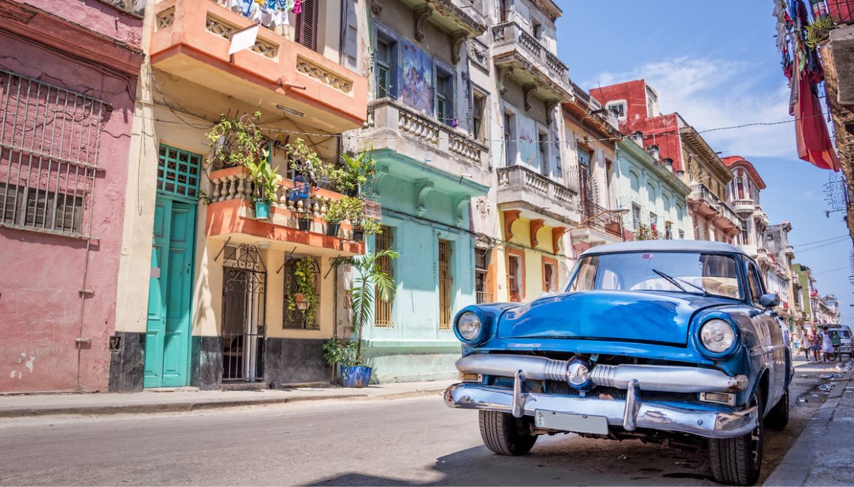 Case tipiche cubane con auto tipica parcheggiata di fronte, attrazione turistica di Cuba
