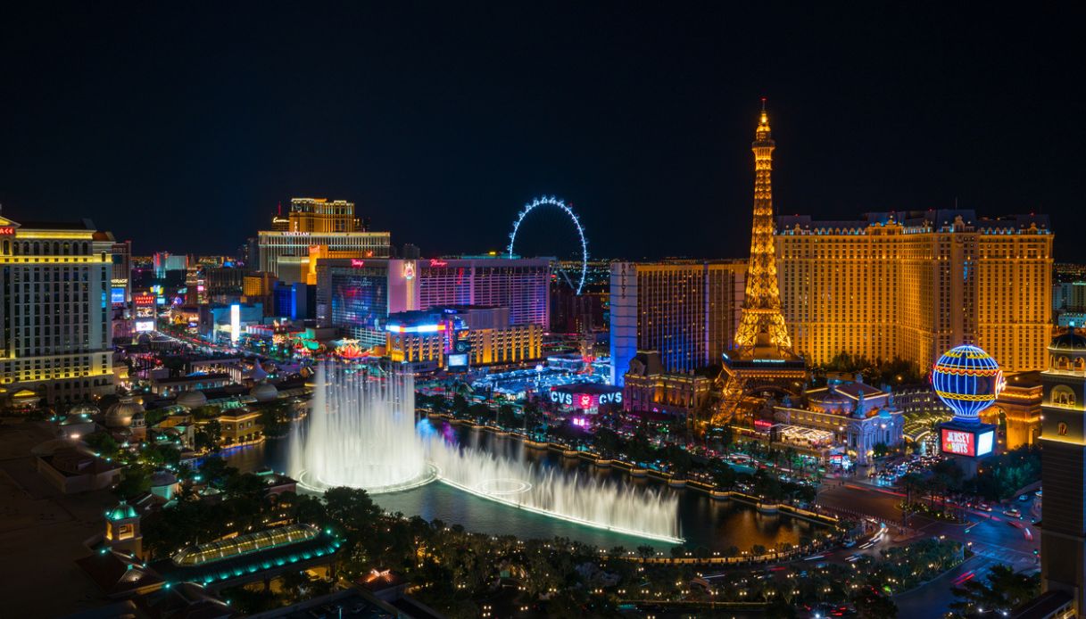 Veduta aerea della città di Las Vegas, in Nevada, di notte, con le principali attrazioni ed hotel illuminati