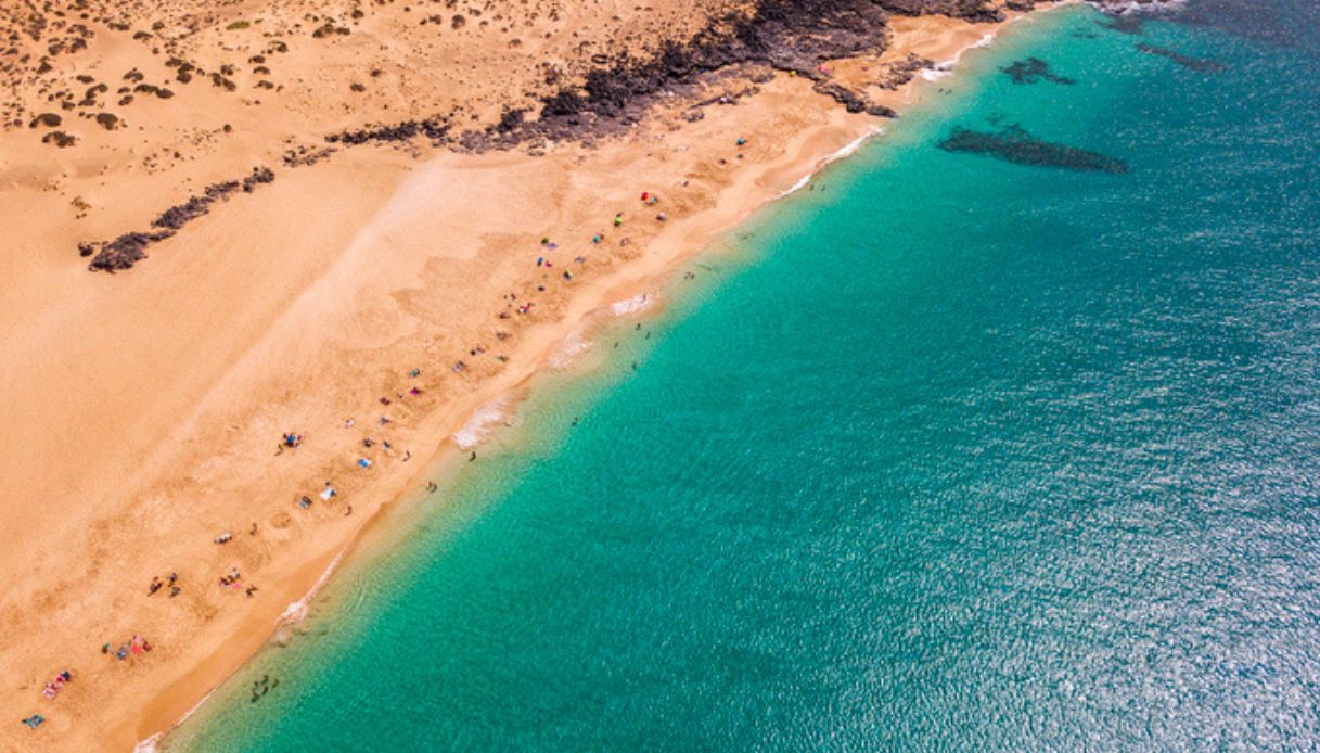 Veduta aerea di Playa de Las Conchas sull'isola La Graciosa a Lanzarote
