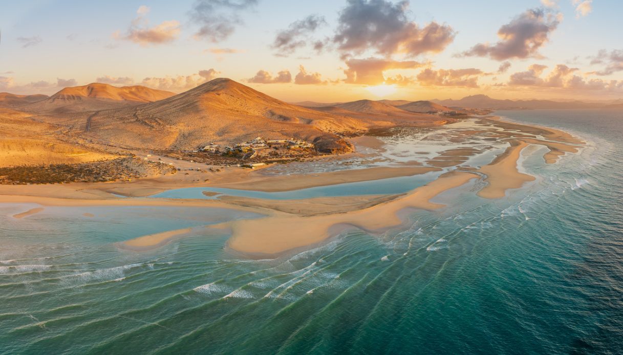 Vista aerea della spiaggia di Sotavento sull'isola di Fuerteventura