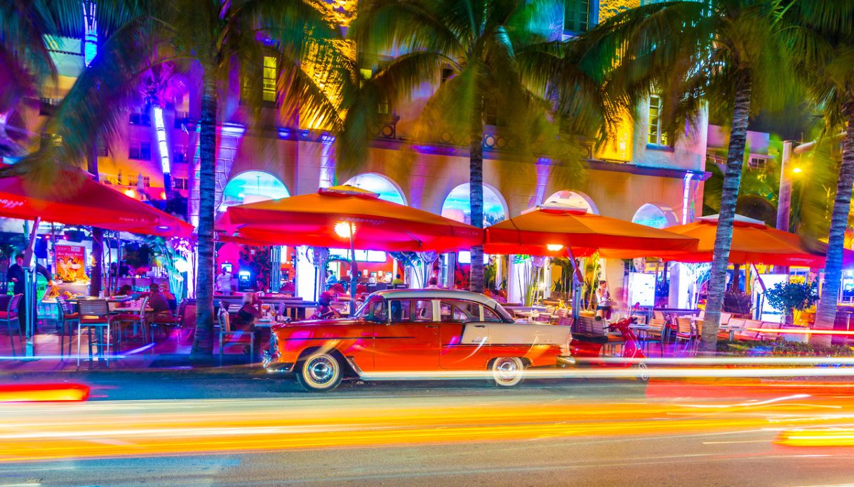 Vita notturna a Miami di fronte ad un locale, con una tipica macchina cabrio rossa proveniente da Cuba 