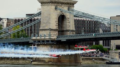 Aereo tocca l’acqua, incidente sfiorato all’air show di Budapest