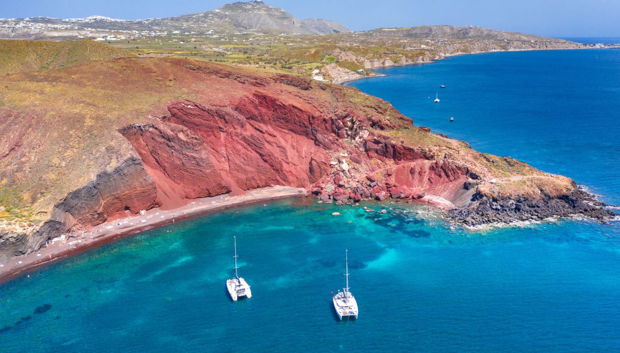 https://siviaggia.it/wp-content/uploads/sites/2/2016/05/red-beach-santorini-1.jpg