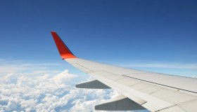 Perché gli aerei hanno le ali piegate: ecco la spiegazione