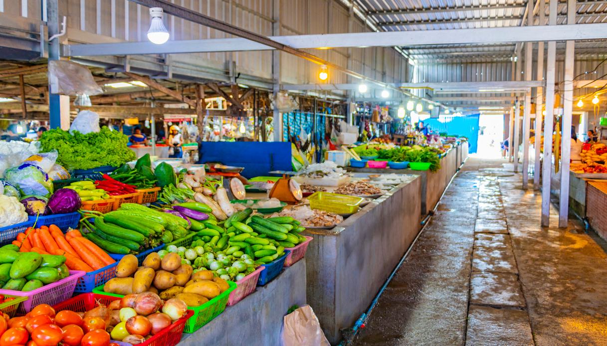 Frutta e verdura al Bangrak Fresh Market, sull'isola di Koh Samui 