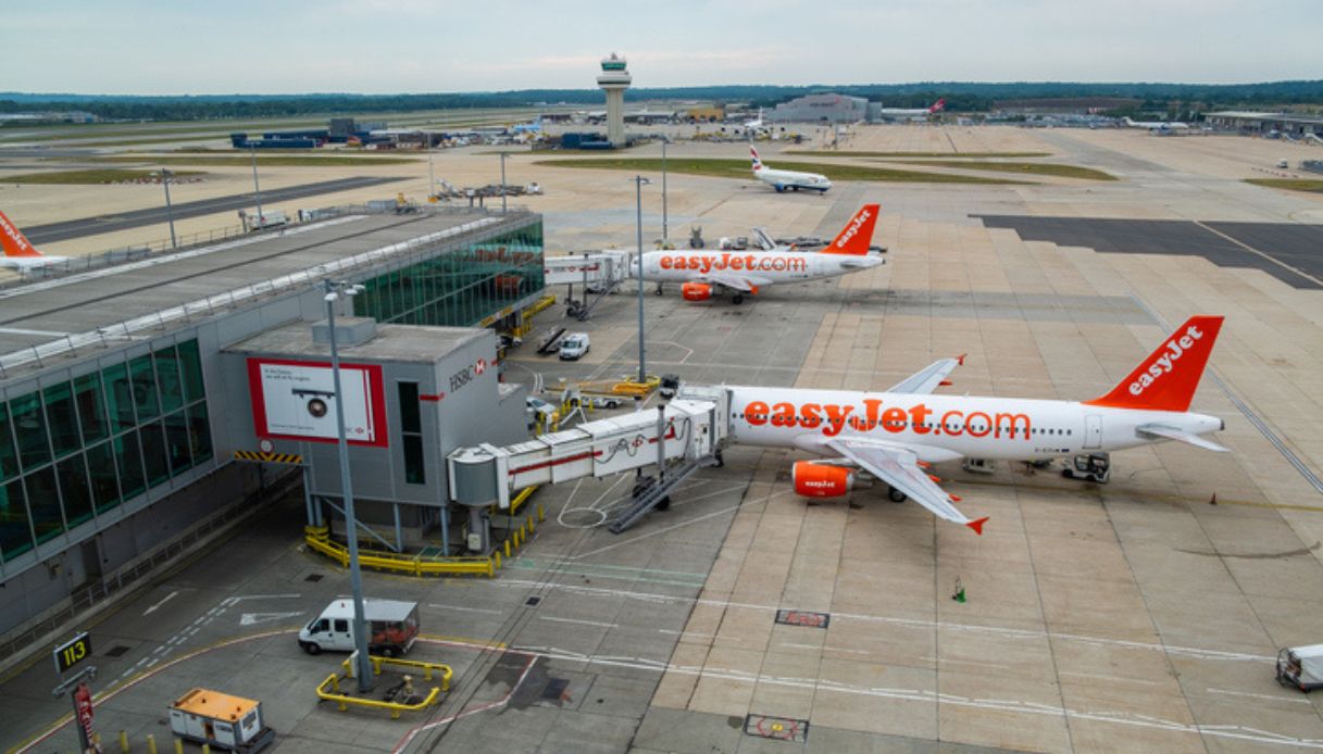 Aerei EasyJet fermi per l'imbarco sulla pista dell'aeroporto di Londra Gatwick