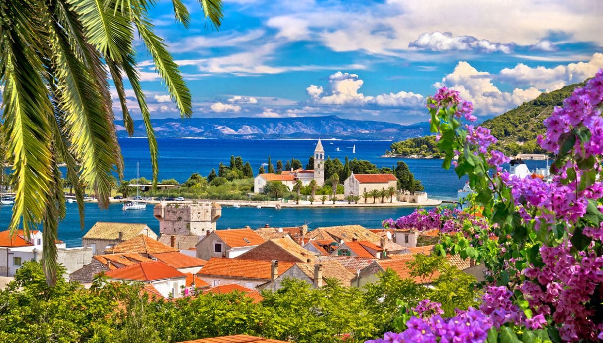Vista del lungomare di Vis, in Croazia, con scorci di case tradizionali croate e fiori colorati