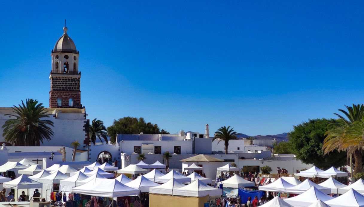 Vista delle tende del mercato tradizionale di Teguise, a Lanzarote