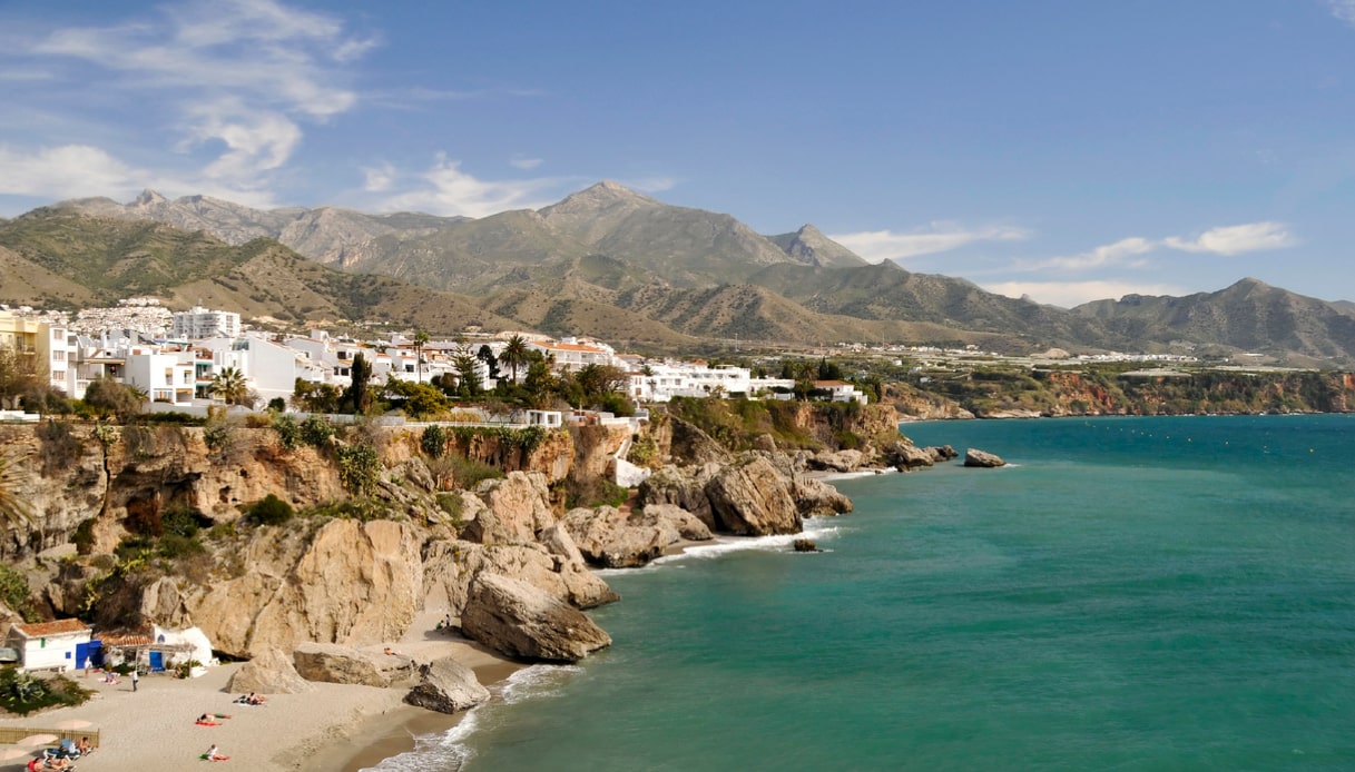 Spagna, lungo la Costa del Sol il mare è caldo